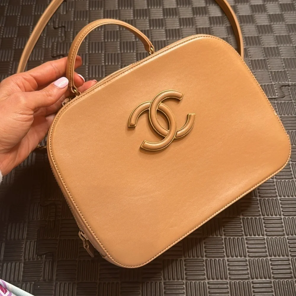Chanel Coco Curve Vanity – Beige Shiny Calfskin & Goatskin, Antique Gold-Tone Ch